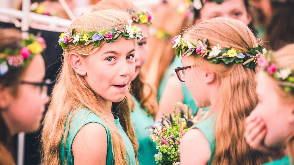 Paratoi ar gyfer y ddawns flodau // Flower girls