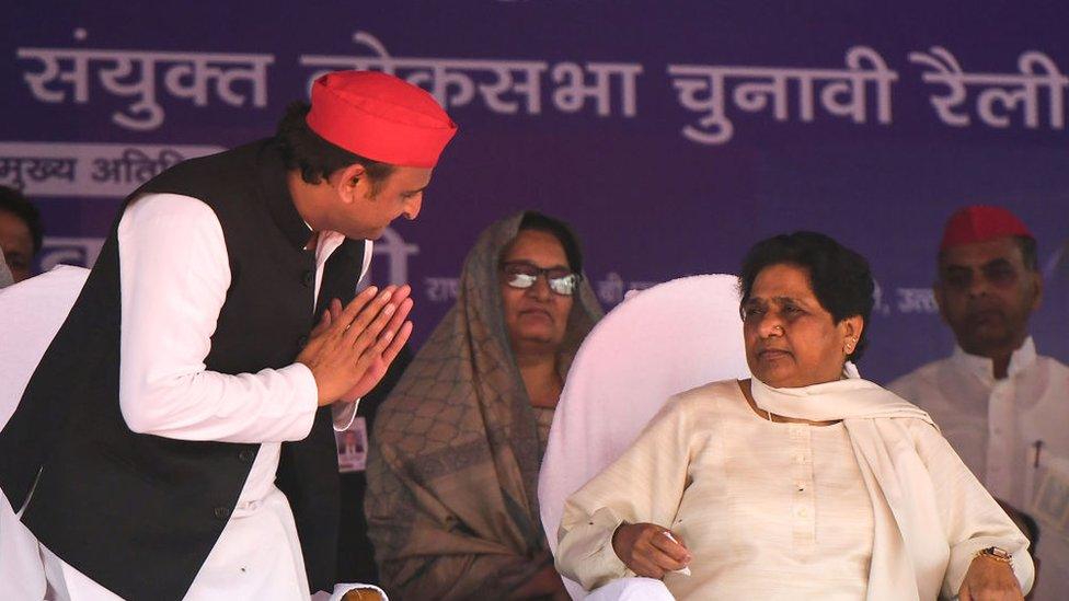 Indian Samajwadi Party (SP) president Akhilesh Yadav (L) gestures to Bahujan Samaj Party (BSP) president Mayawati (R) at the SP-BSP-RLD alliance's first joint rally in Deoband in Uttar Pradesh state on April 7, 2019.