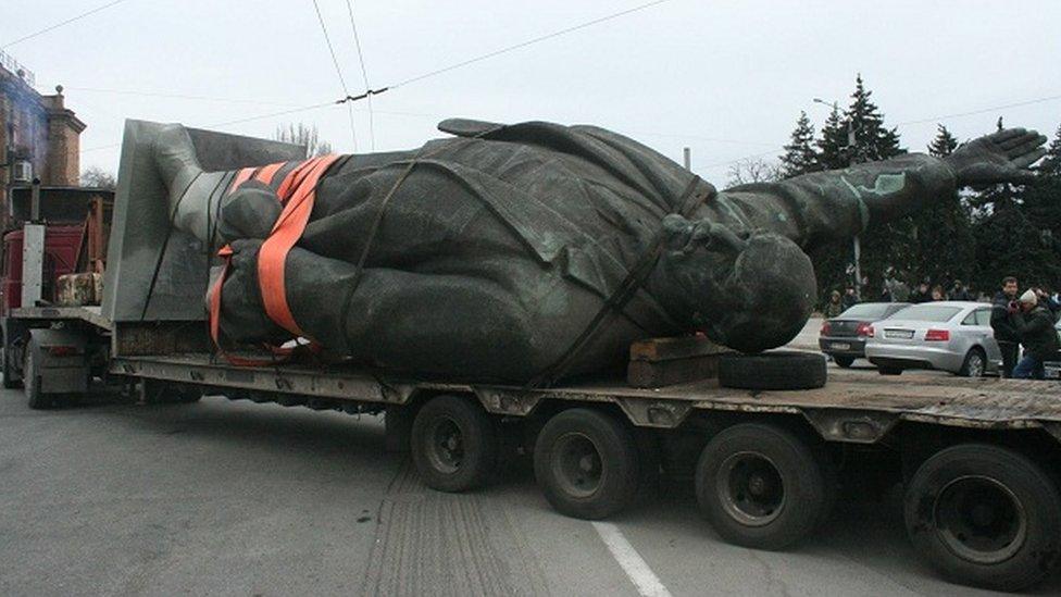 Lenin statue being carried away