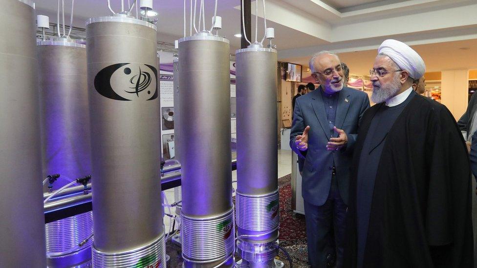 File photo showing Iranian President Hassan Rouhani (R) inspecting nuclear technology in Tehran (9 April 2019)