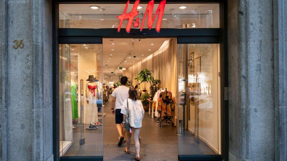 Couple walking into H&M store