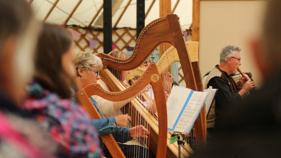 Taro Tant yn y Tŷ Gwerin // Striking a chord in the Tŷ Gwerin