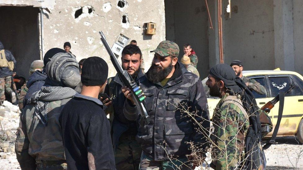 Syrian pro-government forces gather in the Karm Myassar district in eastern Aleppo (4 December 2016)