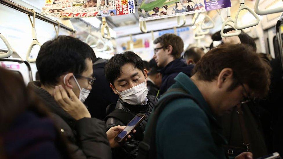 Passengers-on-subway-train-in-tokyo.