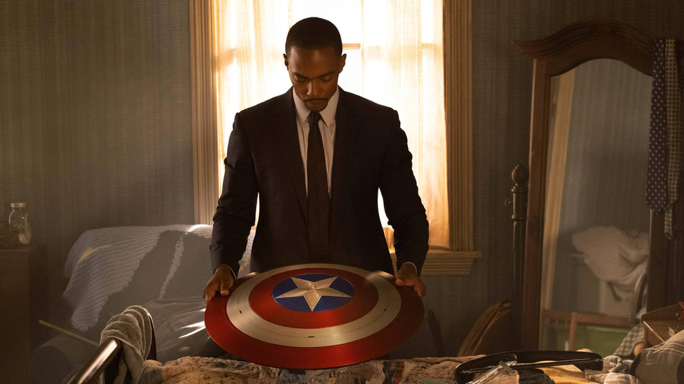 Antony Mackie as Sam holding Captain America's shield