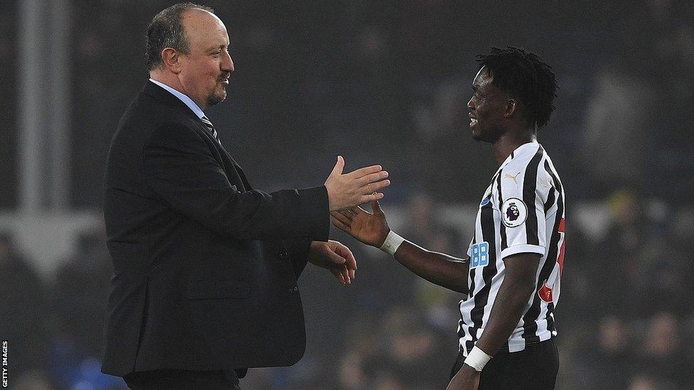 Rafa Benitez shakes hands with Christian Atsu