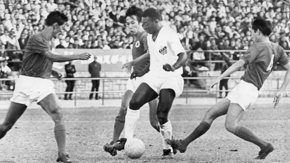 Pele playing for Santos FC