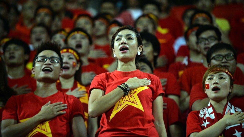 Vietnamese people singing the national anthem