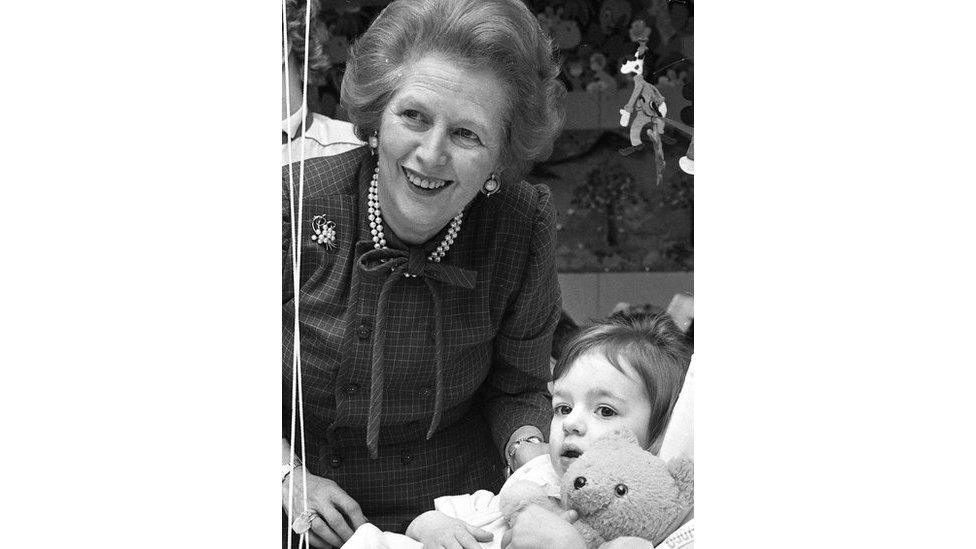 Margaret Thatcher a phlentyn yn yr ysbyty