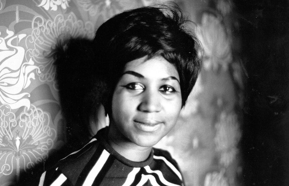 A black and white picture of a young Aretha Franklin taken in 1968