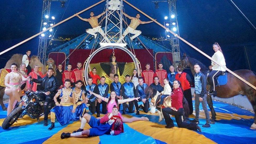 Circus Mondao performers