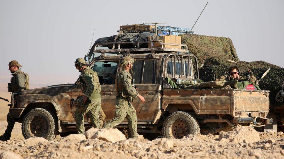 US troops stand near military vehicles north of Raqqa, Syria (6 November 2016)