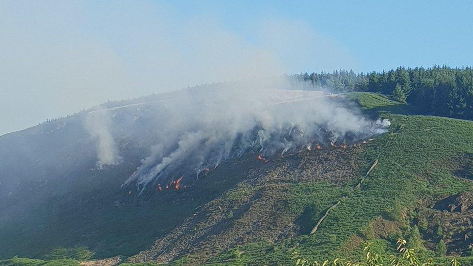 Mynydd Maerdy fore Mawrth ar ôl i dân ailgynnau am yr eildro