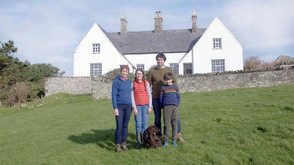 Ymgartrefodd Sophie, Rowan, Ned, Sam a Pippin y ci ar Ynys Enlli ym mis Chwefror