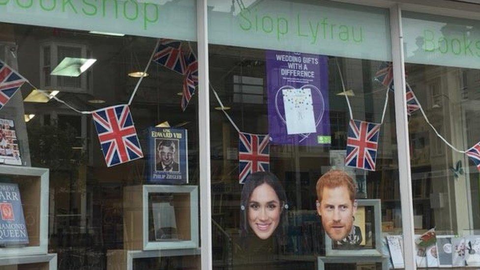 addurn jac yr undeb yn oxfam, aberystwyth