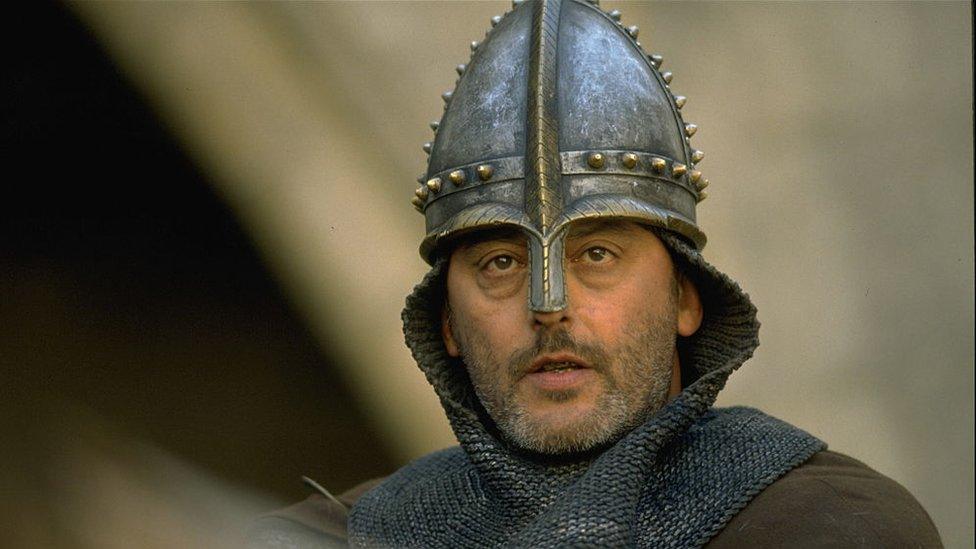 French actor Jean Reno on the set of the film Les Couloirs du temps: Les visiteurs 2