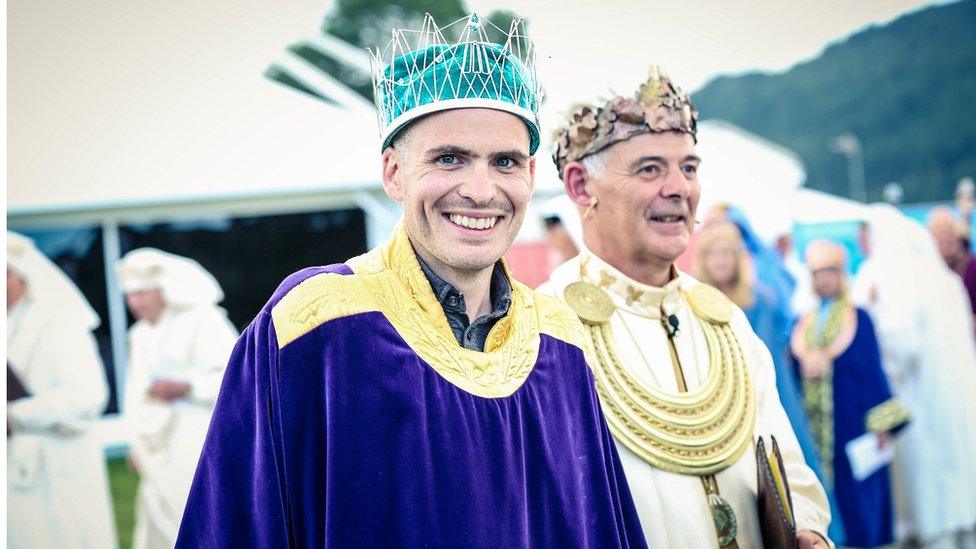 Llongyfarchiadau i fardd y Goron Guto Dafydd // Guto Dafydd, winner of the Crown at the National Eisteddfod