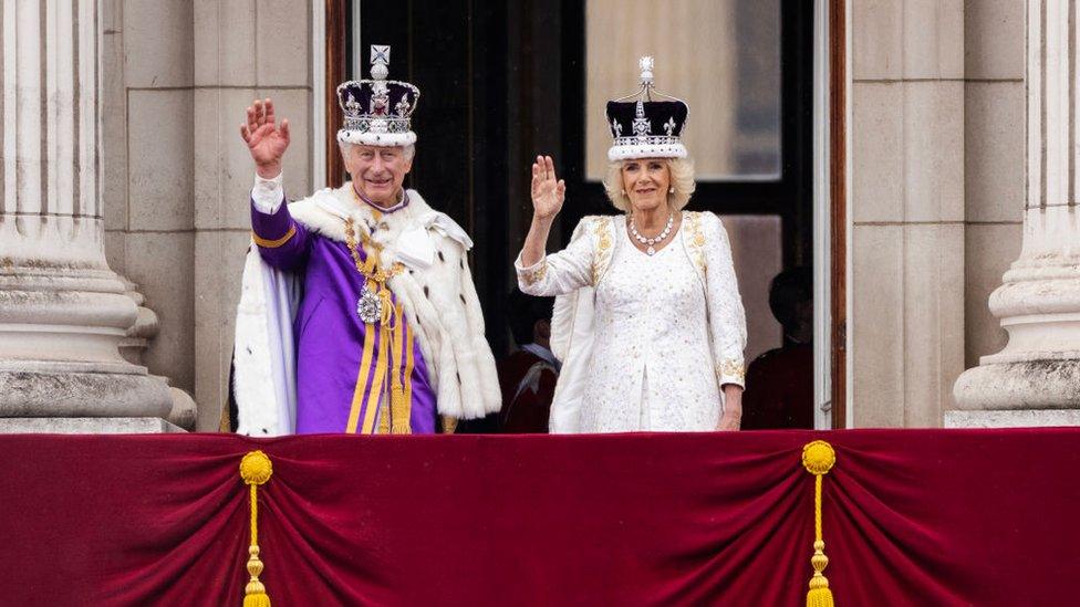 King and Queen waving on the balcony