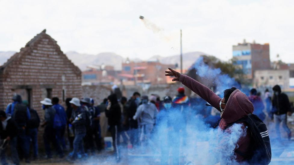 Demonstrators clash with security forces (not seen in photo) in Juliaca, Peru. Photo: 9 January 2023