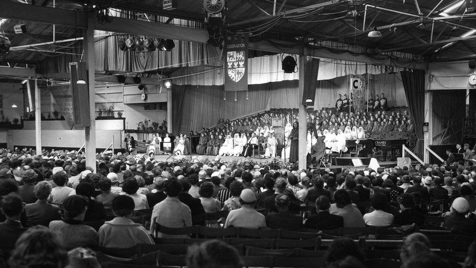 Seremoni yn y Pafiliwn yn Eisteddfod Genedlaethol Glyn Ebwy 1958