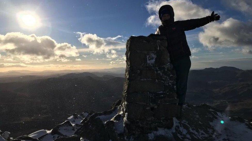 Mae Gwenno yn mynydda yn ei hamser hamdden