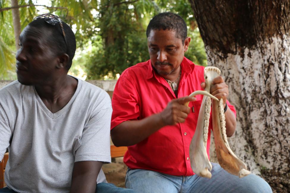 Chogo el Bandeno (r) with visiting Malian musician Lassana Diabate