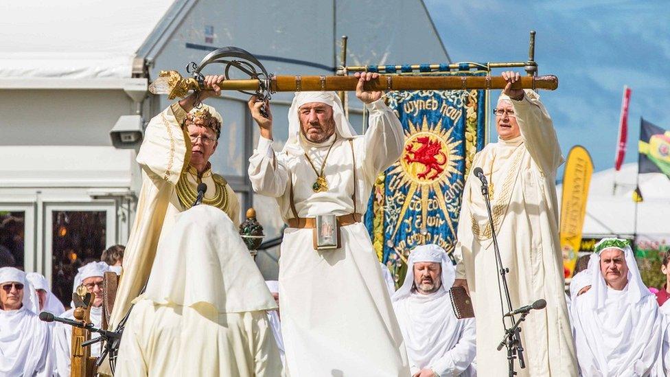 Robin McBryde, Ceidwad y Cledd, Gan ei fod yn gleddyf heddwch, nid yw byth yn cael ei ddadweinio'n llwyr. // The unsheathing of the Grand Sword is one of the Eisteddfod's most imposing sights. It is also among the oldest of the Gorsedd rituals. However, as a symbol of peace, the sword is never fully unsheathed.