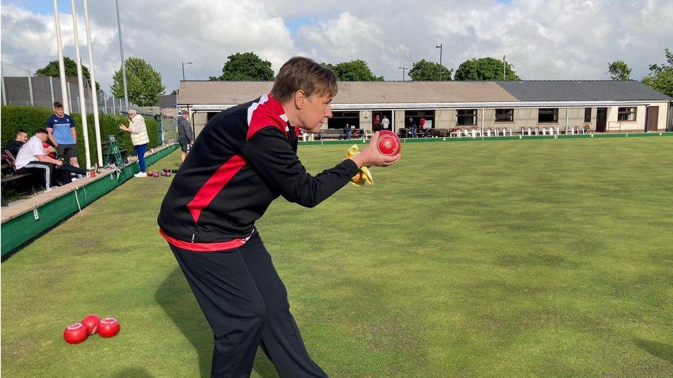 Anwen Butten yn chwarae bowls