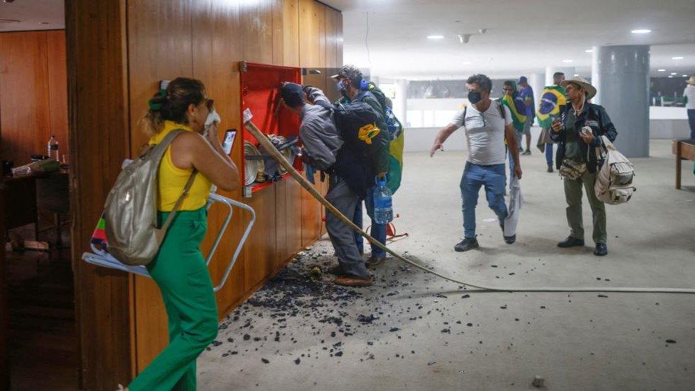 Bolsonaro supporters vandalising the interior of the presidential palace