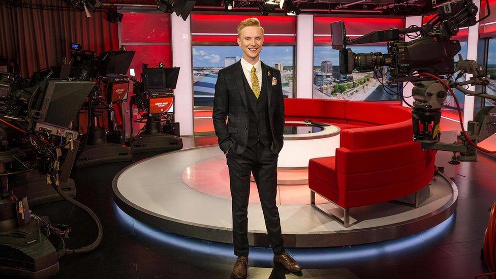 Owain Wyn Evans yn stiwdio BBC North West Tonight