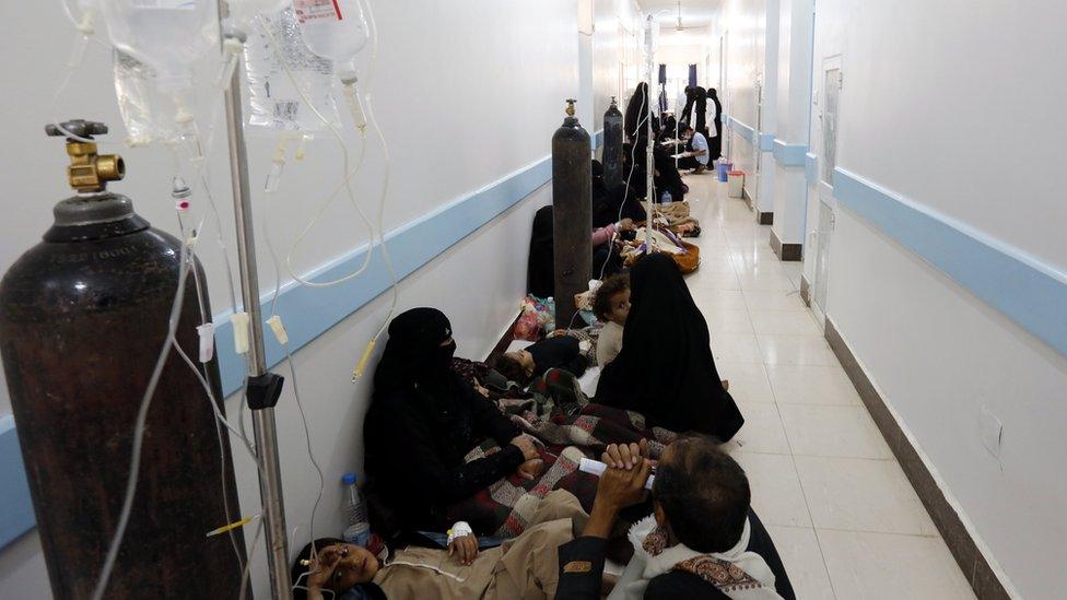 Cholera-infected Yemenis receive treatment at a hospital in Sanaa (8 May 2017)