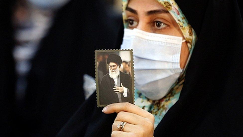 Iranian woman holds picture of Ayatollah Khamenei (31/01/21)