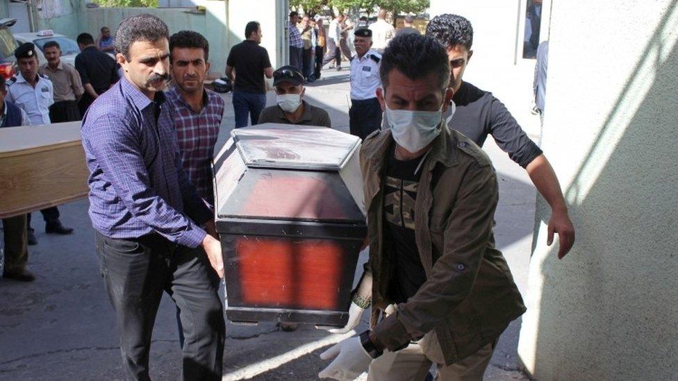 Mourners carry the coffins of their relative Kurdish Peshmerga fighters killed during an advance by Iraqi forces on Kirkuk (17 October 2017)