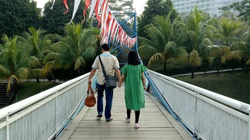 Photo of couple on the bridge