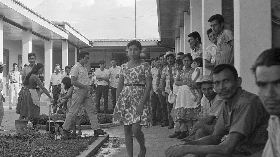 Salvadorans interned in Honduras