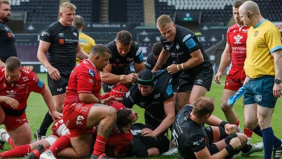 Roedd son am uno'r Gweilch a'r Scarlets yn 2019