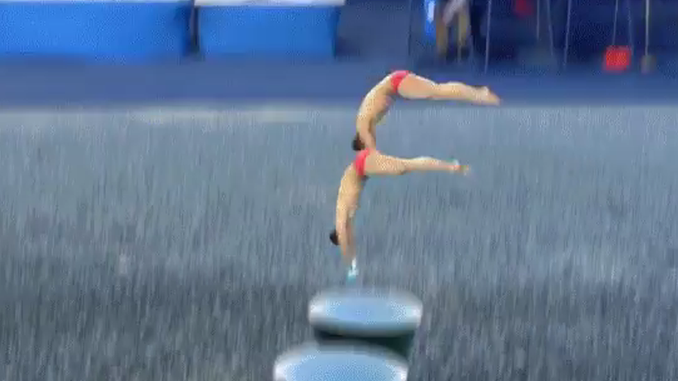 Printscreen off Imgur of two chinese divers jumping into plastic cups