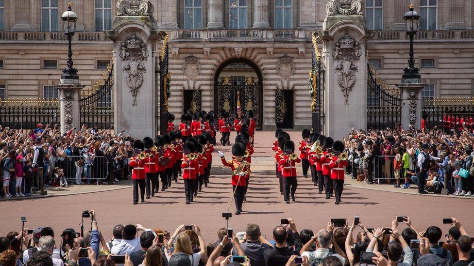 Changing-of-the-guard-at-Buckingham-palace