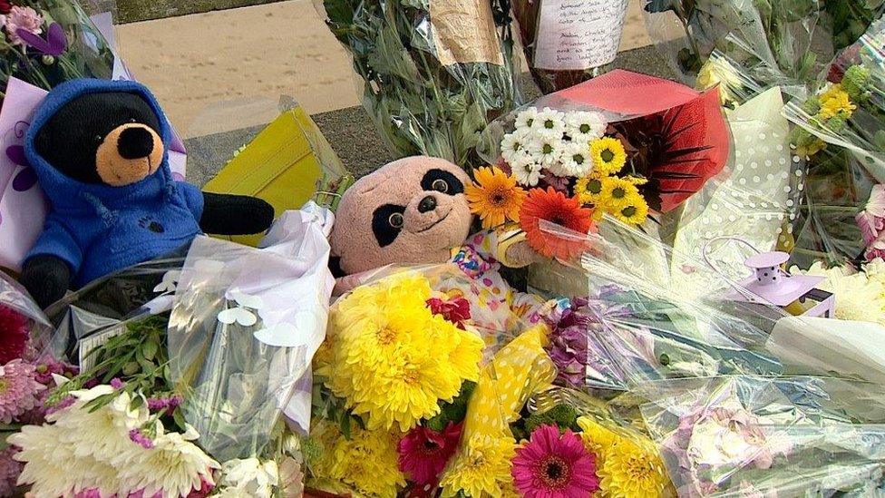 Flowers and teddy bears at the scene