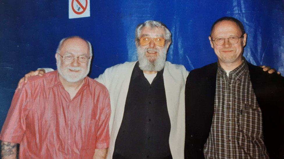 Lyn Ebenezer, Ronnie Drew o'r Dubliners ac Emyr yn 1999