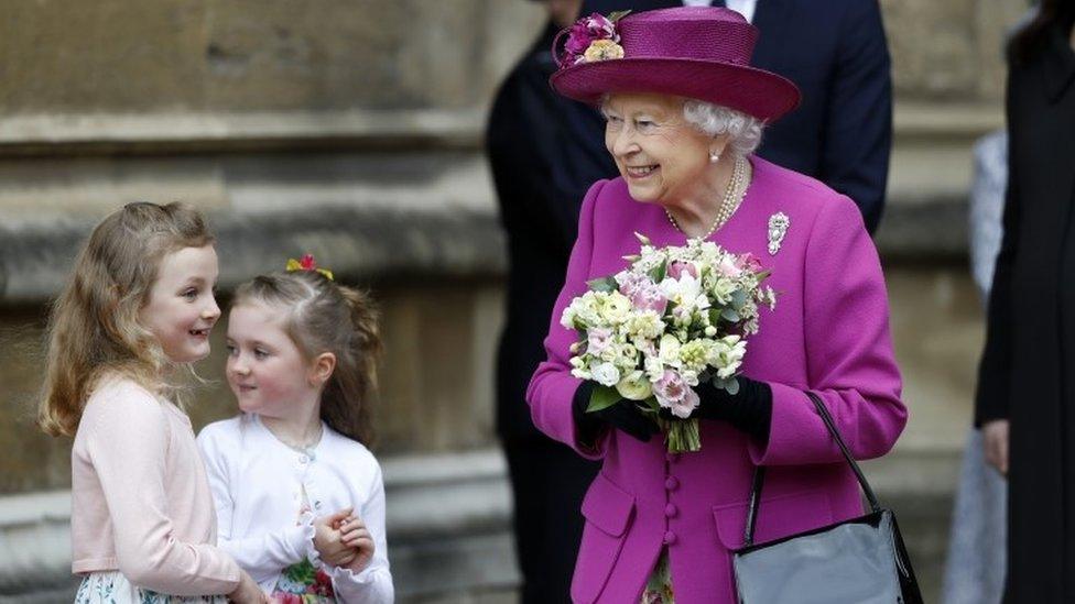 Queen with bouquet and two girls