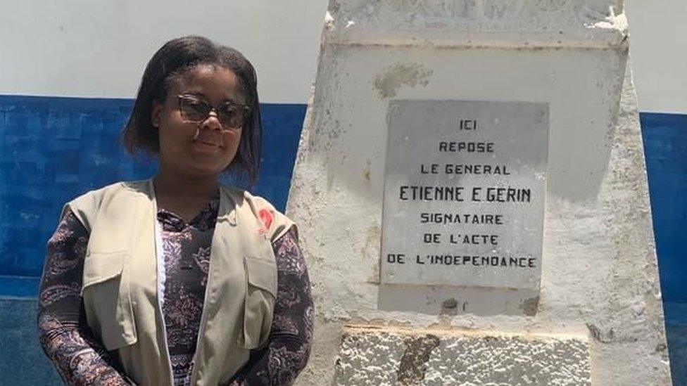 Annie posing for a photo next to the grave of one of the signatories of the independence document