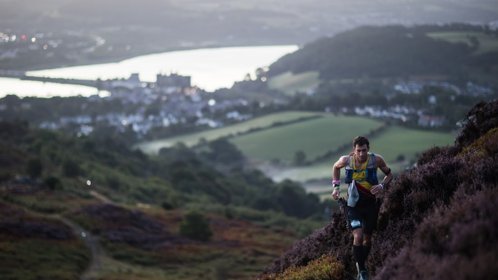 Un o'r cystadleuwyr, Chris Cope, yn gadael Conwy wedi i'r ras ddechrau o Gastell Conwy am 6 o'r gloch y bore