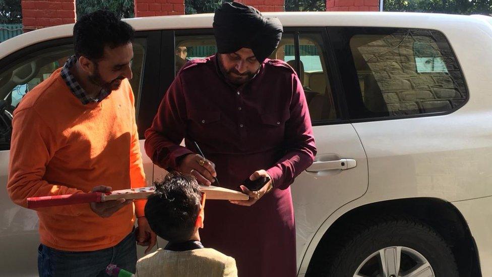 Waris Dhillon gets his cricket bats signed by Mr Sidhu