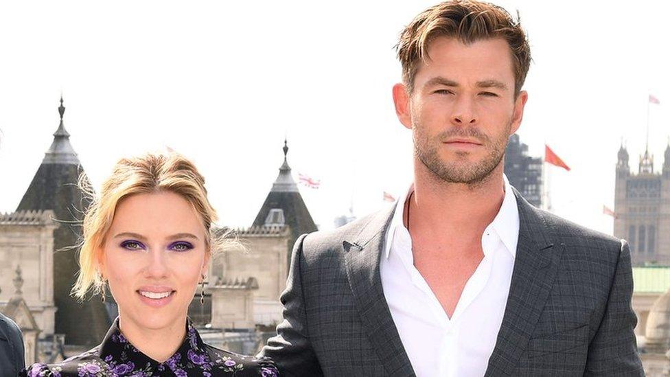 Scarlett Johansson and Chris Hemsworth