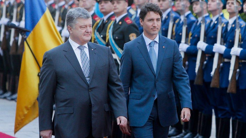 Ukrainian President Petro Poroshenko, left, and Canadian Prime Minister Justin Trudeau review the honor guard during an official welcome ceremony ahead of their meeting in Kiev, Ukraine (11 July 2016)