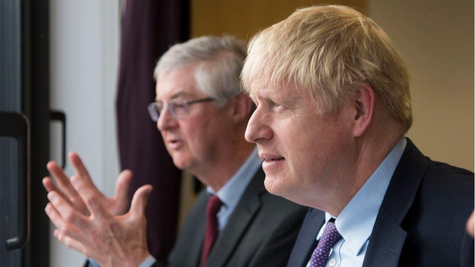 Mark Drakeford a Boris Johnson