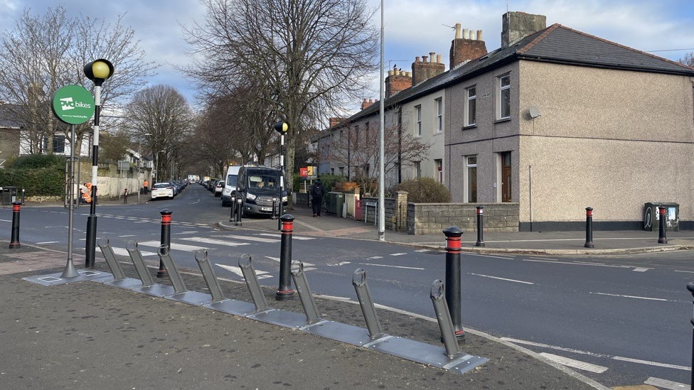 Mae nifer o orsafoedd beics ar hyd a lled Caerdydd a oedd yn perthyn i Nextbike - fel yr un yma yn ardal Pontcanna - bellach yn wag