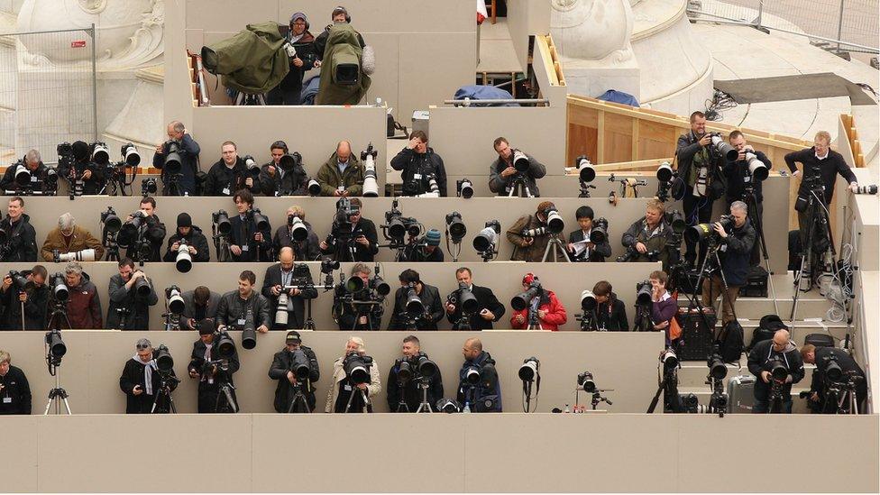 Press photographers and TV cameras facing Buckingham Palace, before photographing the royal family on the balcony, on the occasion of the Royal Wedding (29 April 2011)