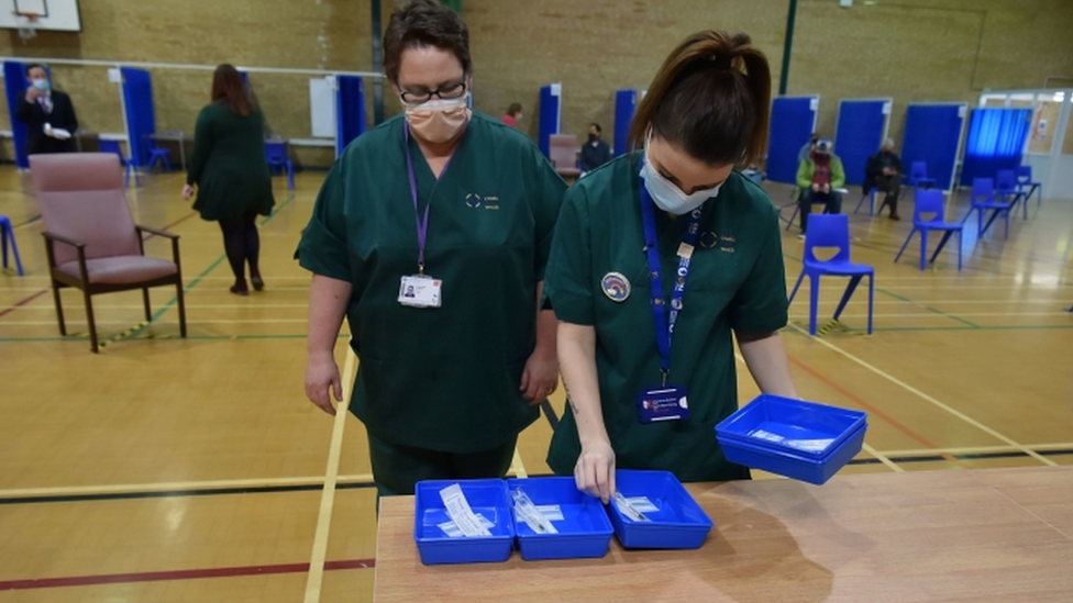 Women preparing vaccines in Cardiff